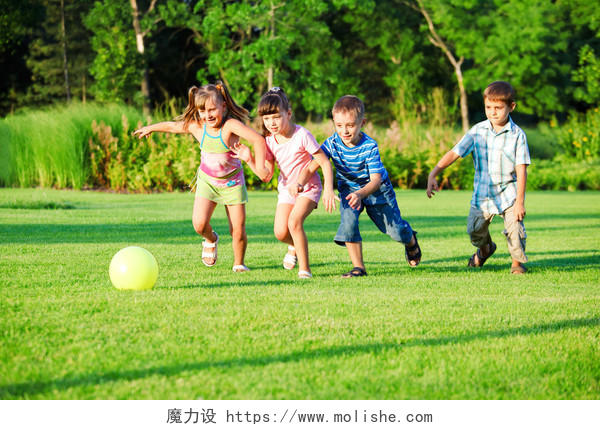 草地上玩球的孩子们美好童年六一儿童节61儿童节